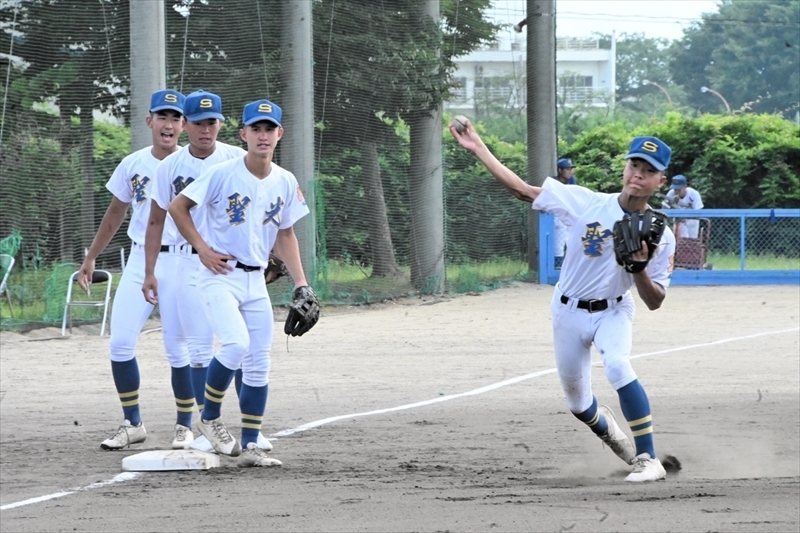 練習試合の前にノックで体を動かす選手