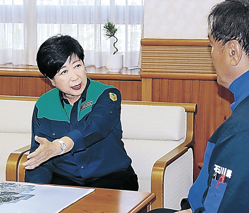 馳知事と懇談する小池都知事＝県庁