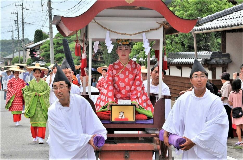 皇女役を乗せた車を引きながら進む行列