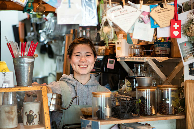 取材時コーヒーを入れてくれたのは理学療法士の浅野みづきさん（撮影／片山貴博）