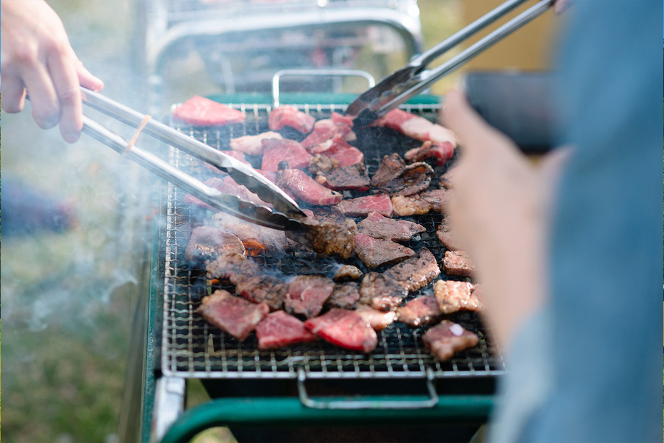 仲間とBBQを楽しむ初心者キャンパー