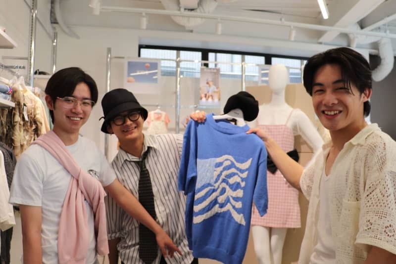 ＳＨＥＩＮの店舗を訪れた慶応大生の小林剛大さん（中央）と佐藤智哉さん（右）＝６月、東京都渋谷区