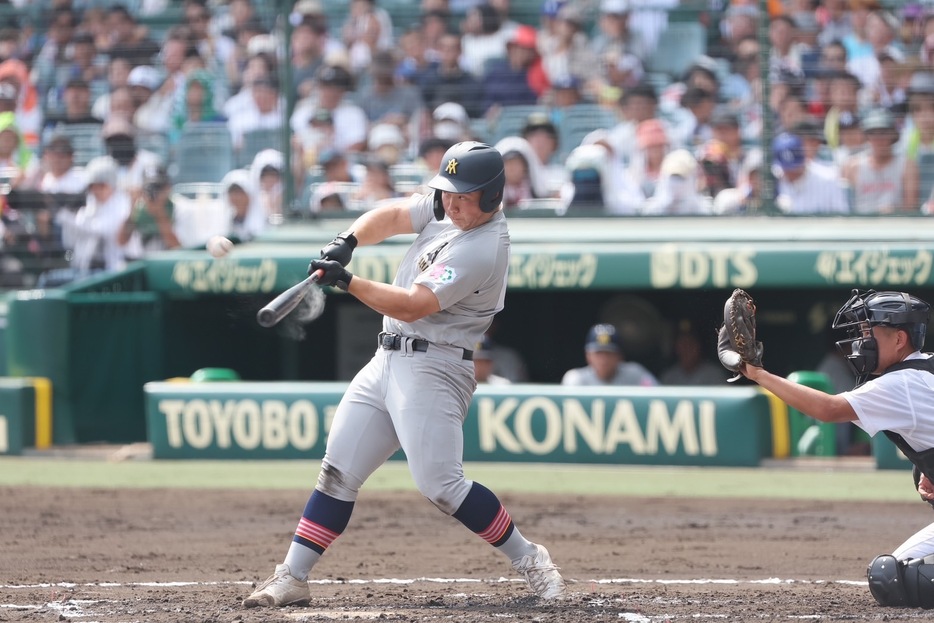 青森山田の原田 純希が2ランを放つ（撮影：柳瀨心祐）