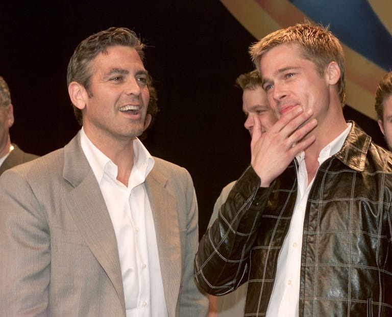 Getty Images 2001年に開催されたイベントで。ジョージ・クルーニー（George Clooney）、ブラッド・ピット（Brad Pitt）