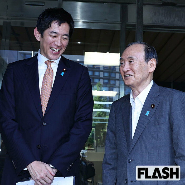 8月26日、自民党本部の玄関で鉢合わせた小林鷹之氏と菅義偉氏（写真・長谷川 新）