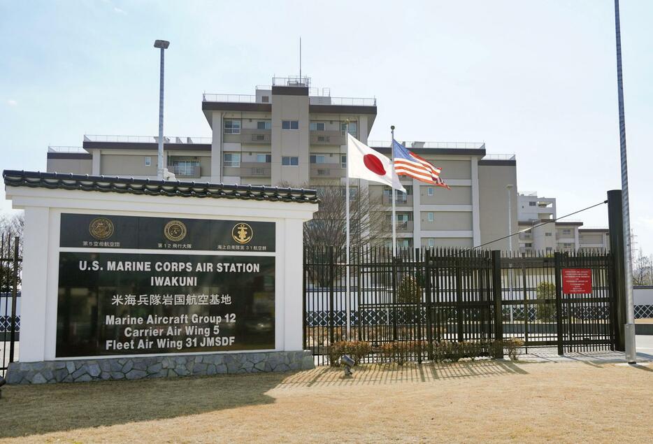 米軍岩国基地のゲート前＝2022年1月、山口県岩国市