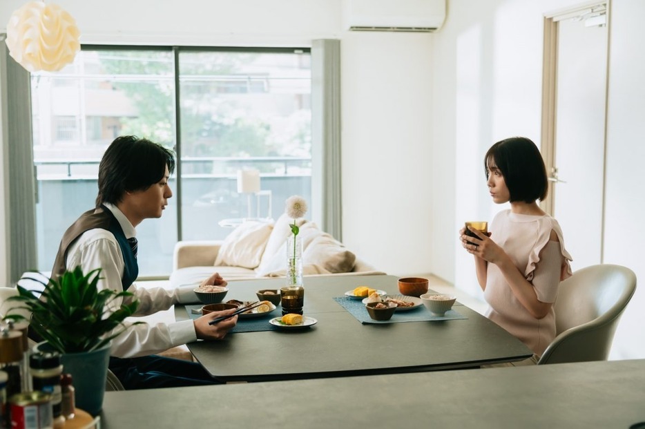 雨宮成美（中村ゆりか）と夫の柊斗（犬飼貴丈）