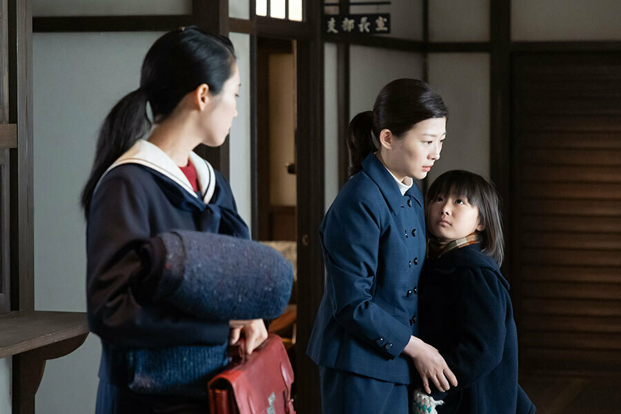 『虎に翼』第92回より、娘の優未（竹澤咲子）をとっさに抱き締める寅子（伊藤沙莉）（C）NHK