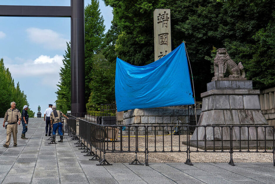 落書きされた靖国神社の社号標にブルーシートがかけられている（写真・時事通信）