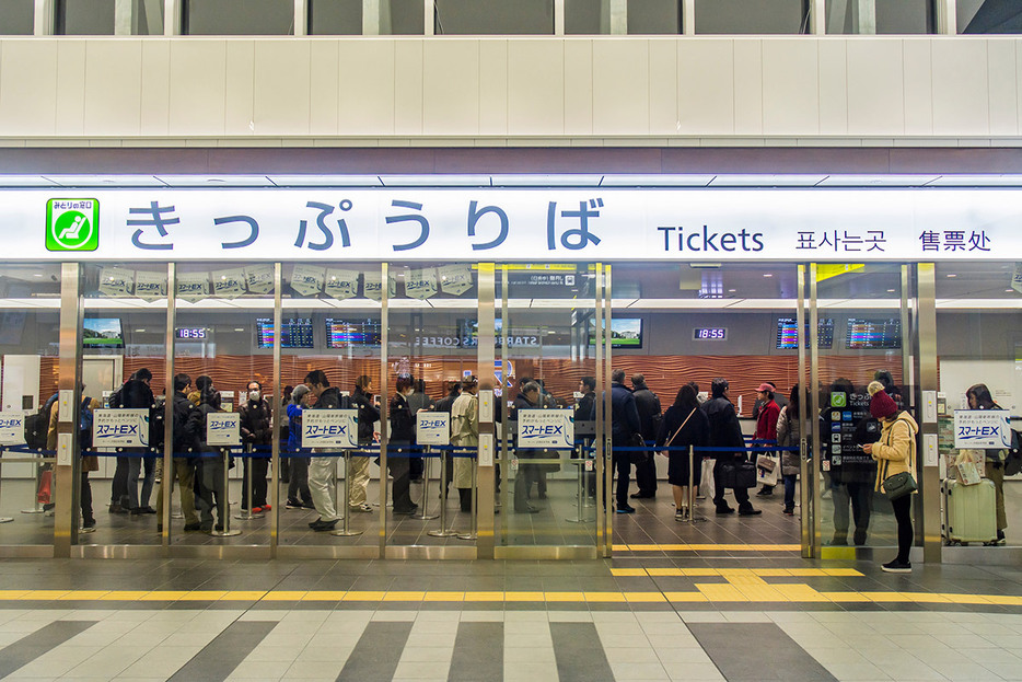 現在、JRのみどりの窓口が縮小された影響もあり、乗車券を購入するには長時間列に並ぶことになりますが、JR PASSならこの時間を節約できます（Kapi Ng / Shutterstock.com）