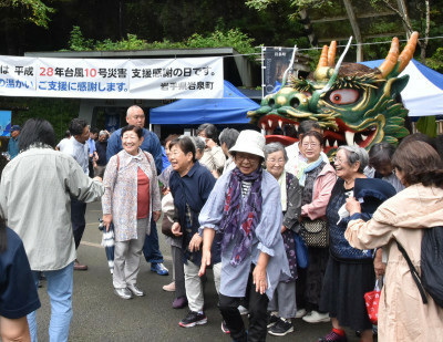 災害支援感謝の日と銘打ち、来訪者を歓迎した龍泉洞