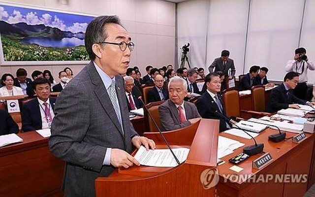 国会外交統一委員会で発言する趙兌烈・外交部長官＝13日、ソウル（聯合ニュース）