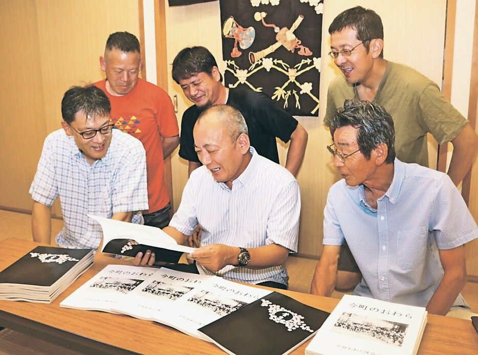 冊子を確認するおわら史編纂委員会のメンバー＝富山市八尾町今町