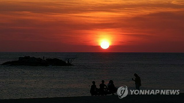 韓国北東部、江原道・江陵の鏡浦海水浴場から望む日の出＝23日、江陵（聯合ニュース）