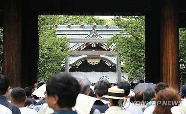 靖国神社を参拝する人たち＝15日、東京（聯合ニュース）