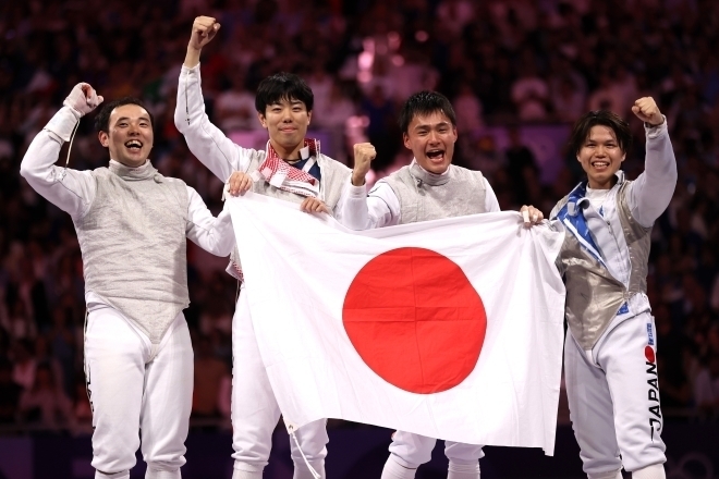 フェンシングの男子フルーレ団体決勝を制した日本代表陣（左から永野、敷根、松山、飯村）。今回メダルの異変を訴えたのは松山だ。(C)Getty Images