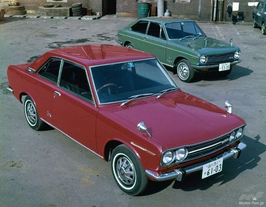 日産・ブルーバード、1969年の一部改良モデル。後ろは1968年に追加された初代サニー2ドアクーペ