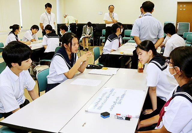 異なる学校の生徒同士で意見を交わす