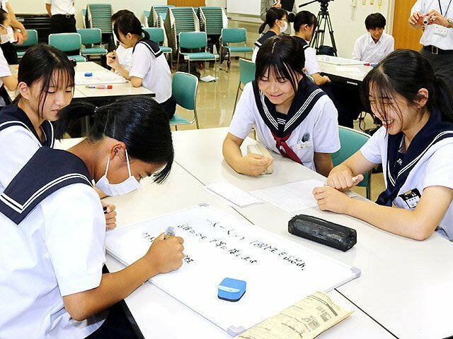 「行動宣言」の案について話し合う４中学校の生徒＝小矢部市津沢コミュニティプラザ