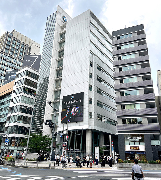 オフィスは東京メトロ銀座線外苑前駅を出て目の前。