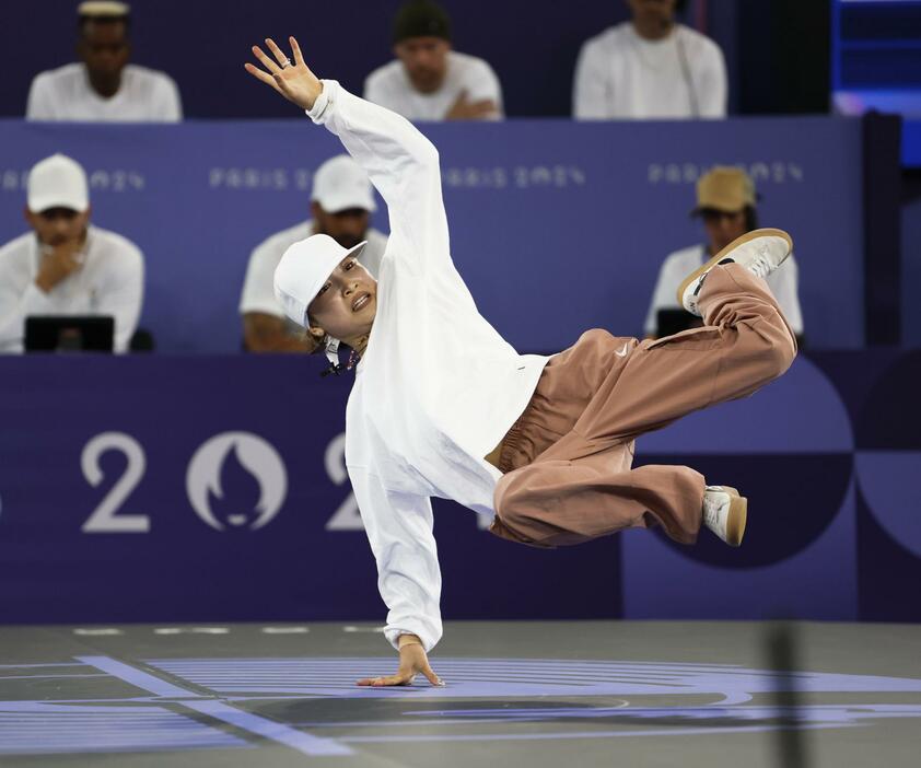 女子準決勝　技を繰り出す湯浅亜実＝パリ（共同）