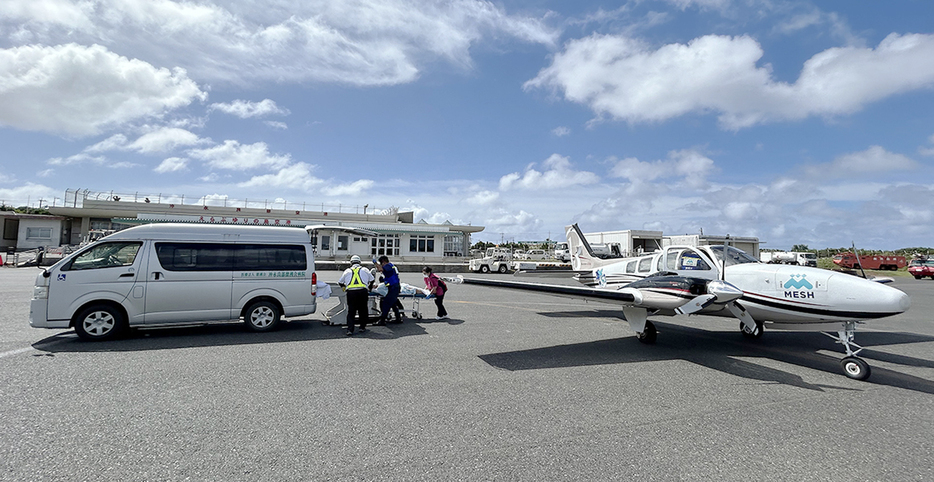 帰島搬送のため、沖永良部空港に着陸したメッシュ・サポートの小型機＝7月23日、鹿児島県和泊町（同法人提供）