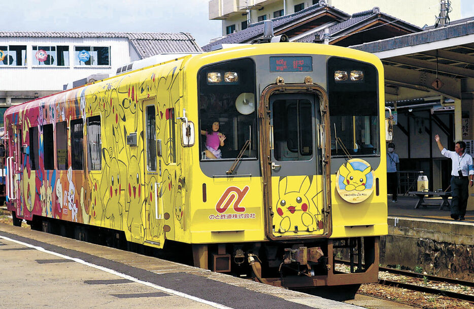 乗客を乗せて走るポケモン列車＝のと鉄道穴水駅