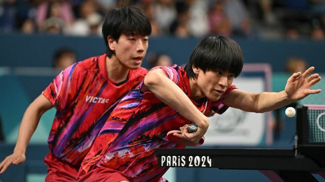 男子団体でダブルスを組む篠塚大登選手と戸上隼輔選手(AFP＝時事)