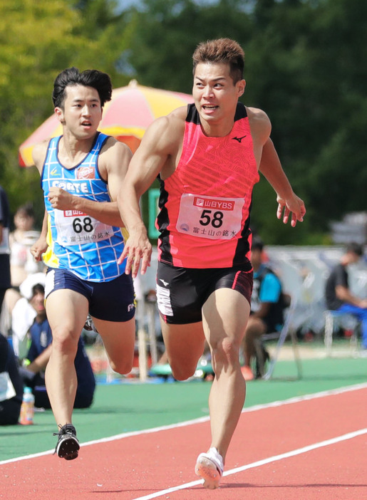 男子200メートルを制した水久保漱至（右）＝富士山の銘水スタジアム