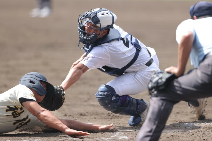 ９回２死、ホームでのクロスプレーがアウトとなり、関東第一が２対１で神村学園に勝利した。写真：産経新聞