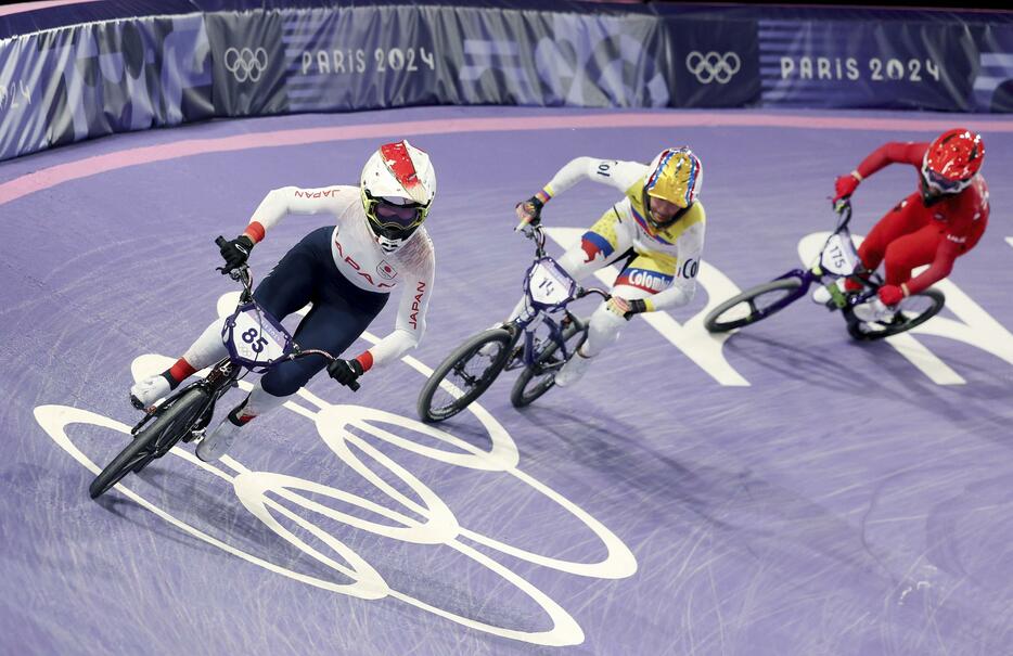 女子BMXレース敗者復活戦　力走する畠山紗英（左）＝パリ郊外（ゲッティ＝共同）