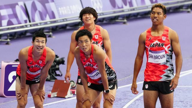 男子400ｍリレーで決勝のバトンをつないだ選手たち(写真：日刊スポーツ/アフロ)