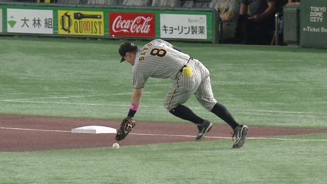 打球をはじくも、落ち着いて送球し打者をアウトにした阪神・佐藤輝明選手(画像：日テレジータス)