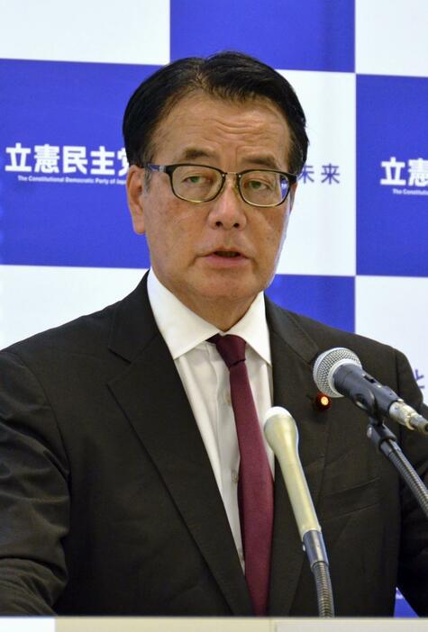 記者会見する立憲民主党の岡田幹事長＝7日、国会