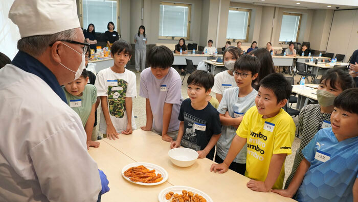 試作のハンバーグやエビフライを試食