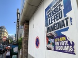 パリの街角に張られた欧州議会選用「不屈のフランス」のポスター。「イスラエル・パレスチナ紛争即時停戦を」「6月9日は不屈に投票を」（筆者撮影）