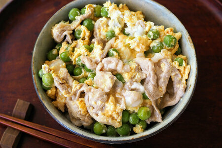 豚肉とグリンピースの卵とじ丼。