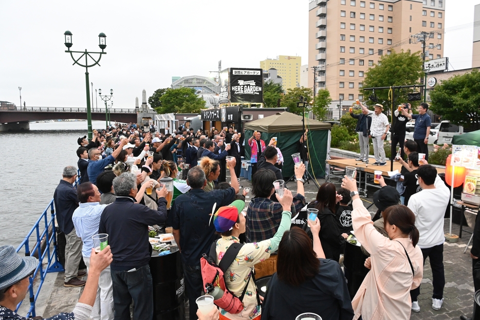 栗林会頭の声掛けで乾杯した来場者