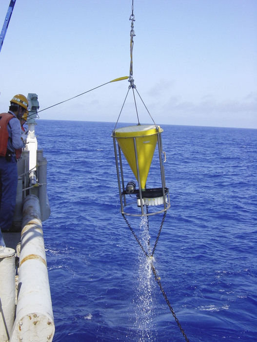 房総半島沖に設置されたマリンスノーなどの捕集容器（海洋研究開発機構提供）