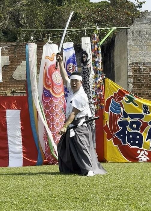 刑務所跡地で献納された白虎隊の剣舞の様子