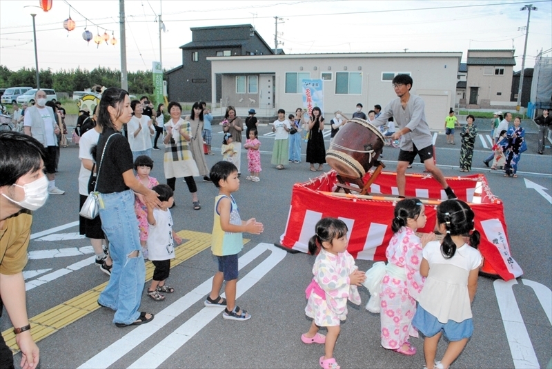 ５年ぶりに復活した盆踊りを楽しむ地域住民