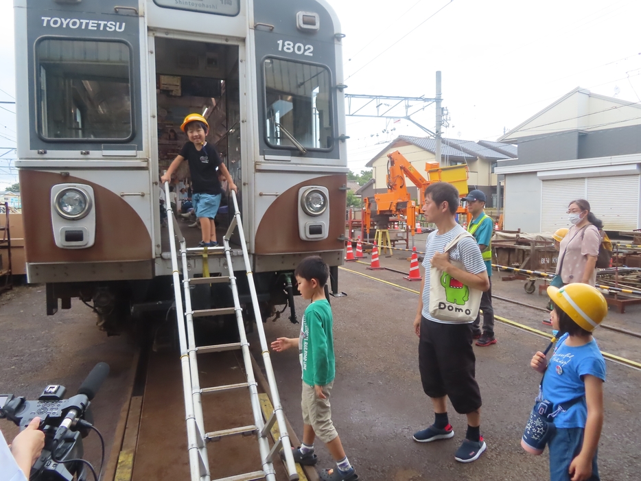 車両を見学する子どもたち＝豊橋鉄道高師車両区で