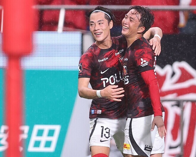 川崎戦で先制ゴールを奪った渡邊（13番）。写真：梅月智史（サッカーダイジェスト写真部）