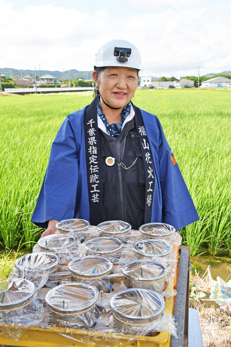 打ち上げ花火の準備をする鈴木さん＝南房総