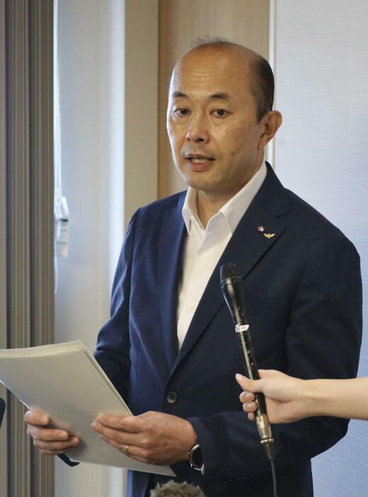 記者団の取材に応じる長崎市の鈴木史朗市長＝8日午前、長崎市役所