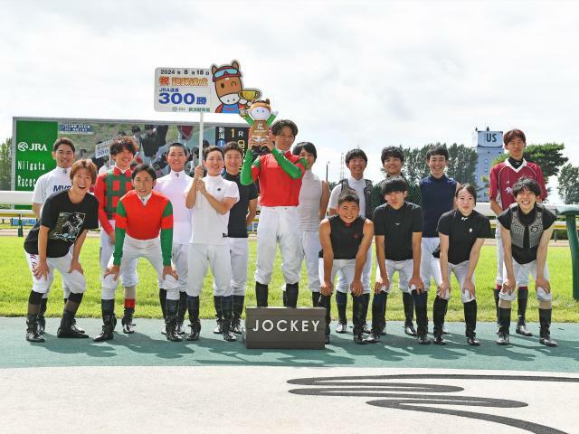 JRA通算300勝を達成した石川裕紀人騎手(撮影：小金井邦祥)