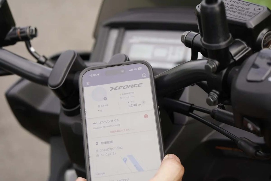 専用アプリ「Yamaha Motorcycle Connect(Y-Connect)」をインストールしたスマートフォンと車両をペアリングすると、駐車位置や燃費など、さまざまな情報をスマホで共有できる。