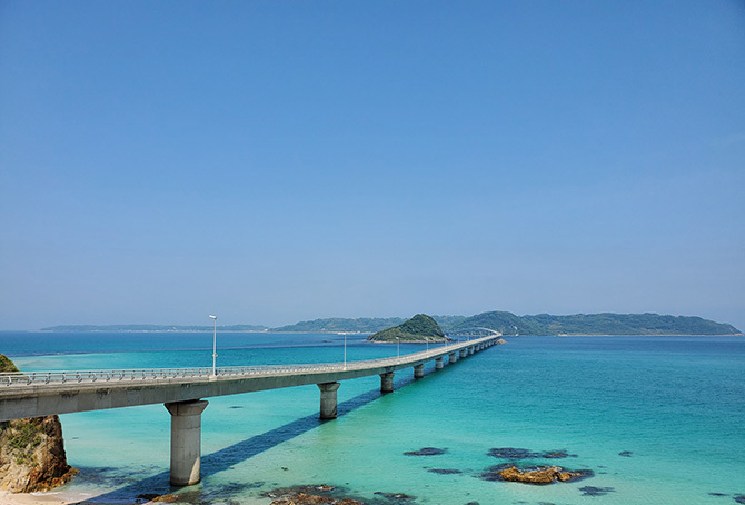 橋の両脇に広がるコバルトブルーの海が美しい