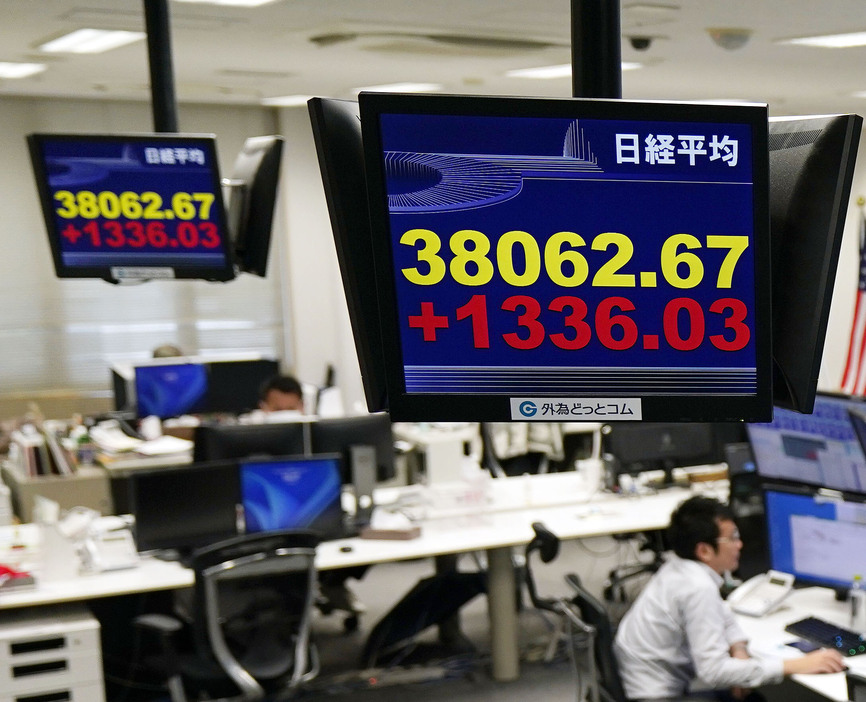 日経平均株価の終値を示すモニター＝16日午後、東京都港区の外為どっとコム