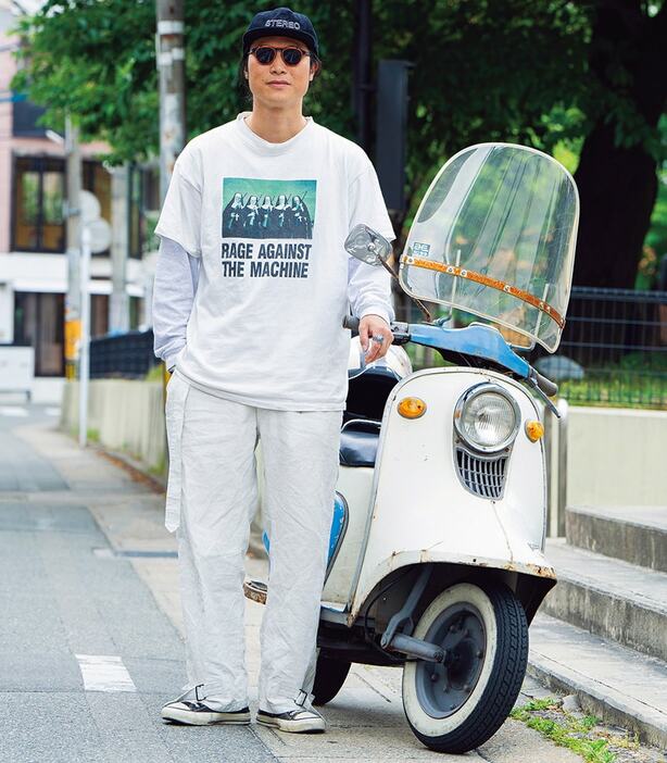 Tシャツ＝古着　パンツ＝ウティ　スニーカー＝コンバース　キャップ＝ステレオコーヒー